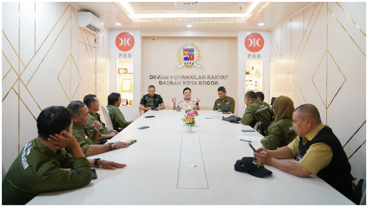 Perwakilan FK LPM Bogor Selatan saat audiensi dengan Ketua DPRD Kota Bogor Adityawarman Adil dan Wakil Ketua I Rusli Prihatevy. Mereka menyoroti soal batas usia pengurus RT RW dan LPM.