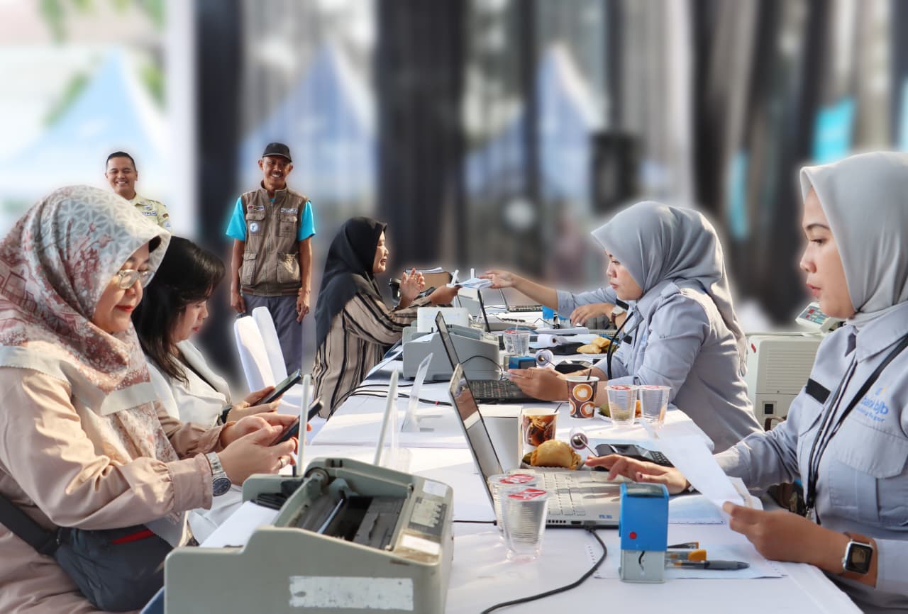 Warga Kota Bogor melakukan pembayaran Pajak Bumi dan Bangunan Perdesaan dan Perkotaan (PBB-P2) di kantor Bapenda. 