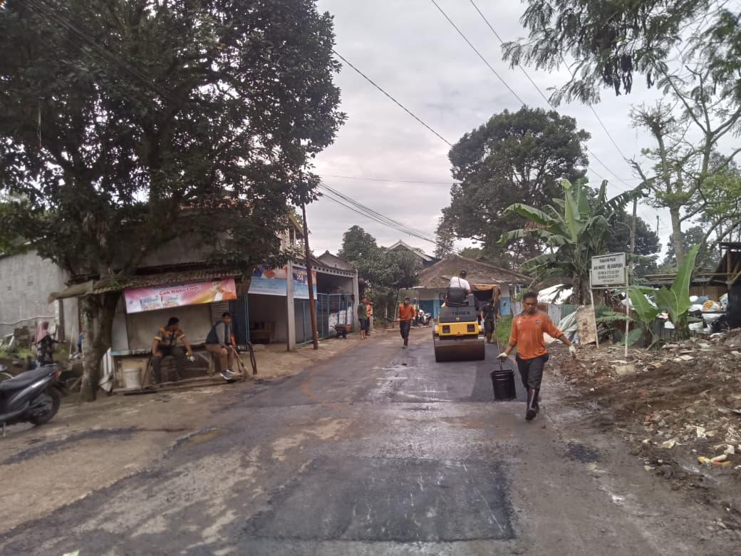 Petugas Dinas PUPR Kota Bogor melakukan perbaikan jalan berlubang di salah satu ruas kewenangan Pemkot. 