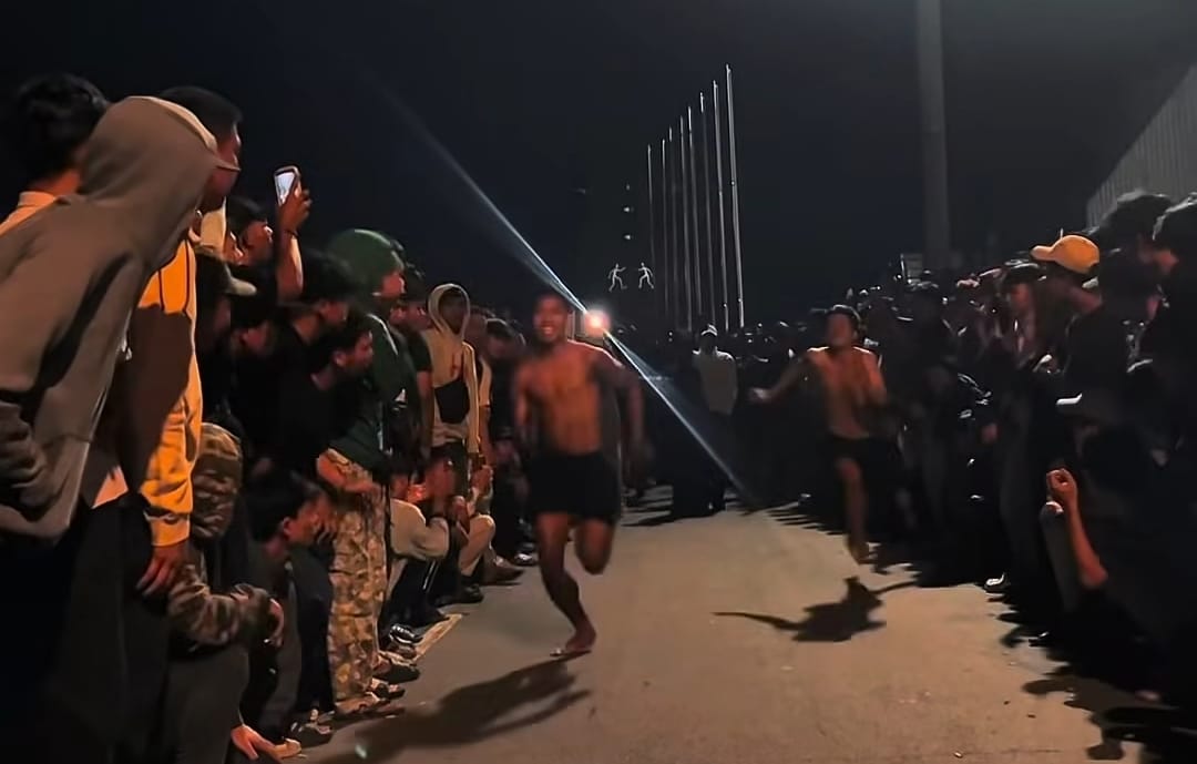 Balap Lari yang di lakukan anak muda pada malam hari di Jalan Kawasan Pakansari, Kecamatan Cibinong, Kabupaten Bogor.