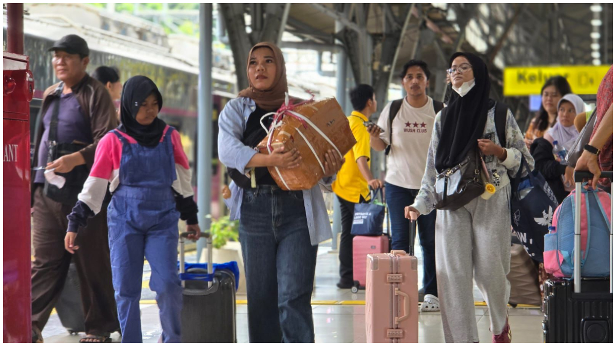 Ilustrasi penumpang kereta api di momen mudik Lebaran 2026.