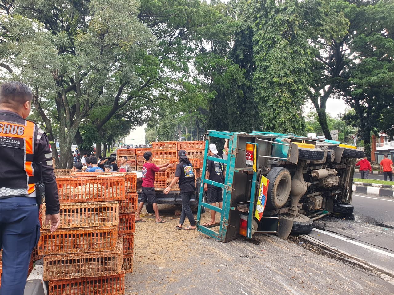 Truk terguling di Jalan Tegar Beriman, Kecamatan Cibinong, Kabupaten Bogor, Rabu 25 Februari 2026. 