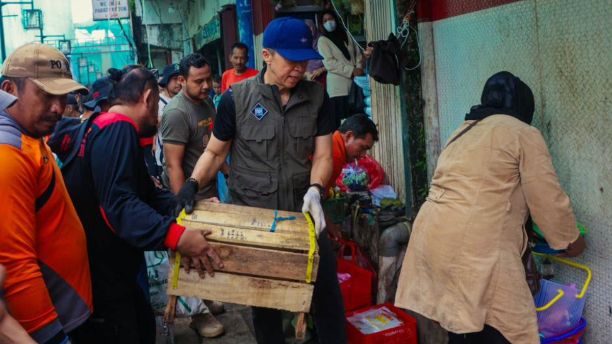 Wali Kota Bogor, Dedie A. Rachim saat bebersih bersama berbagai lapisan masyarakat di Otista.