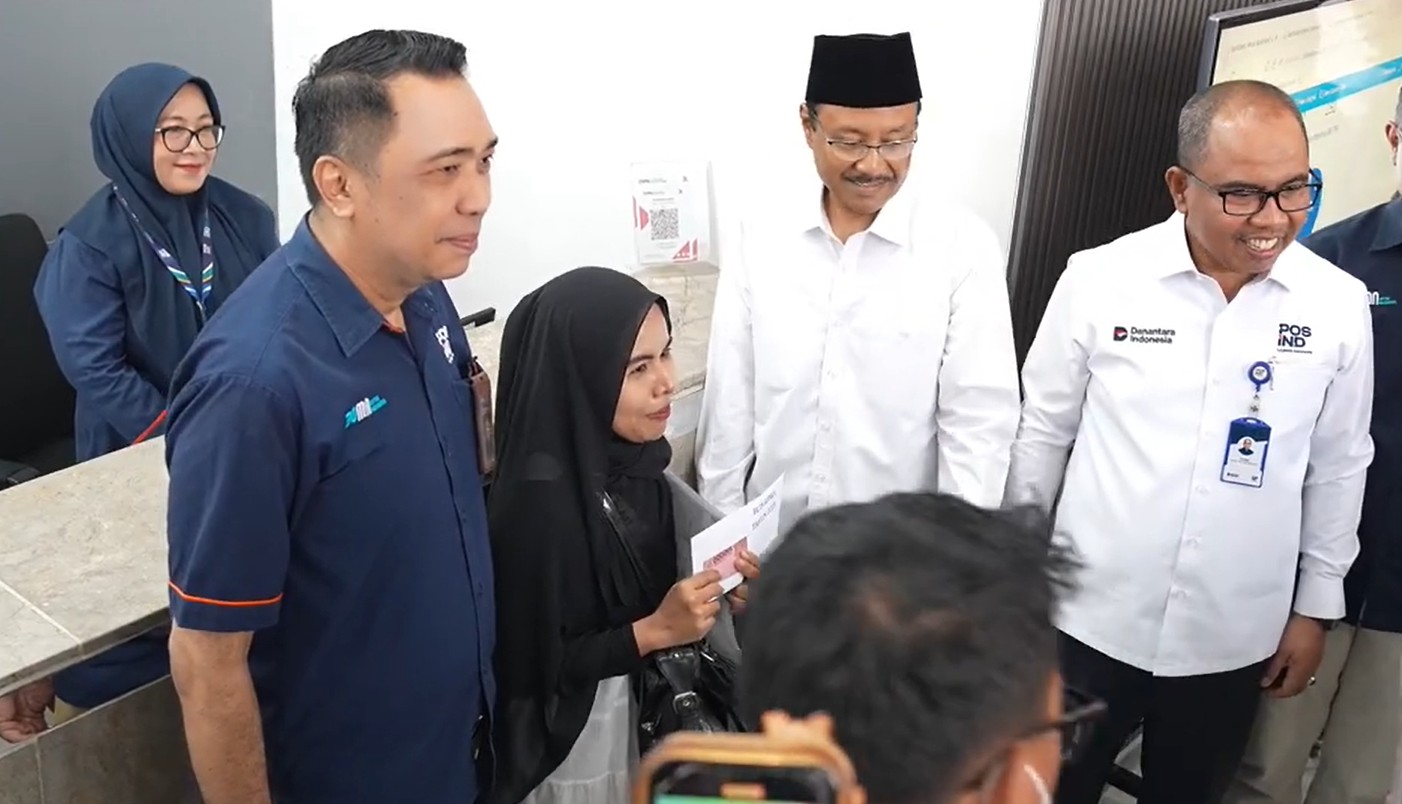 Proses pencairan BLTS Kesra tahun 2025 bersama Menteri Sosial Saifullah Yusuf