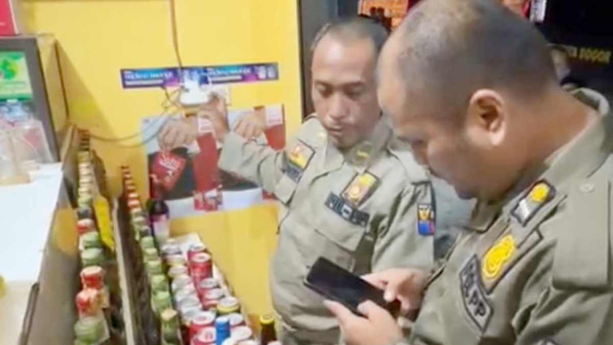 Satpol PP Kota Bogor saat merazia kios yang berjualan miras di Ranggamekar, Kecamatan Bogor Selatan.
