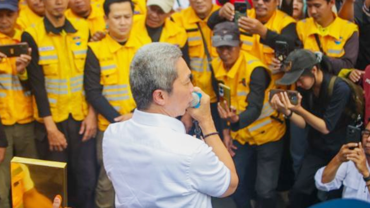 Wali Kota Bogor Dedie A. Rachim usai Kota Bogor meraih predikat Menuju Kota Bersih.