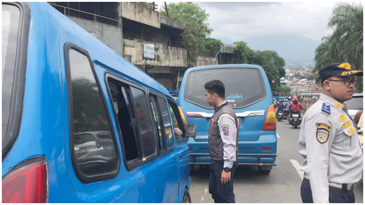 Personel Dishub saat menertibkan angkot dan AKDP di depan Mal BTM.