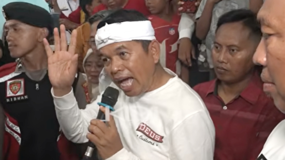 Gubernur Jawa Barat Dedi Mulyadi saat mengunjungi warga terdampak banjir di Sukahurip, Kabupaten Ciamis.