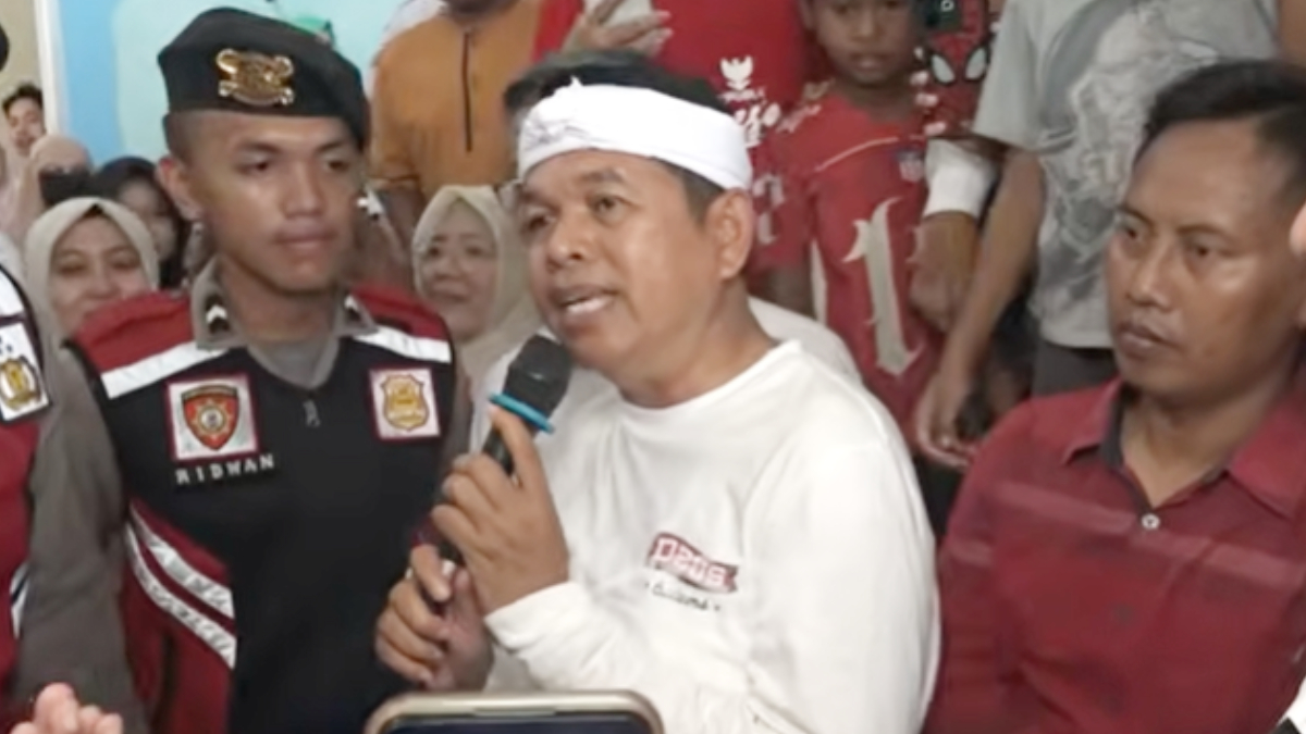 Gubernur Jawa Barat Dedi Mulyadi saat mengunjungi warga terdampak banjir di Sukahurip, Kabupaten Ciamis.