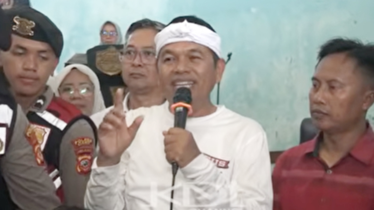 Gubernur Jawa Barat Dedi Mulyadi saat mengunjungi warga terdampak banjir di Sukahurip, Kabupaten Ciamis.