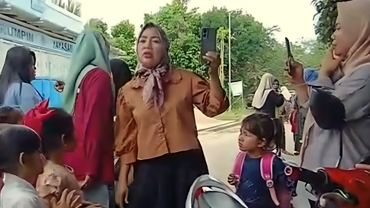 Ibu-ibu mengungkapkan aspirasinya depan SPPG di Kampung Pabuaran RT 02 RW 05, Desa Kertajaya, Kecamatan Rumpin, Kabupaten Bogor, Kamis 26 Februari 2026.