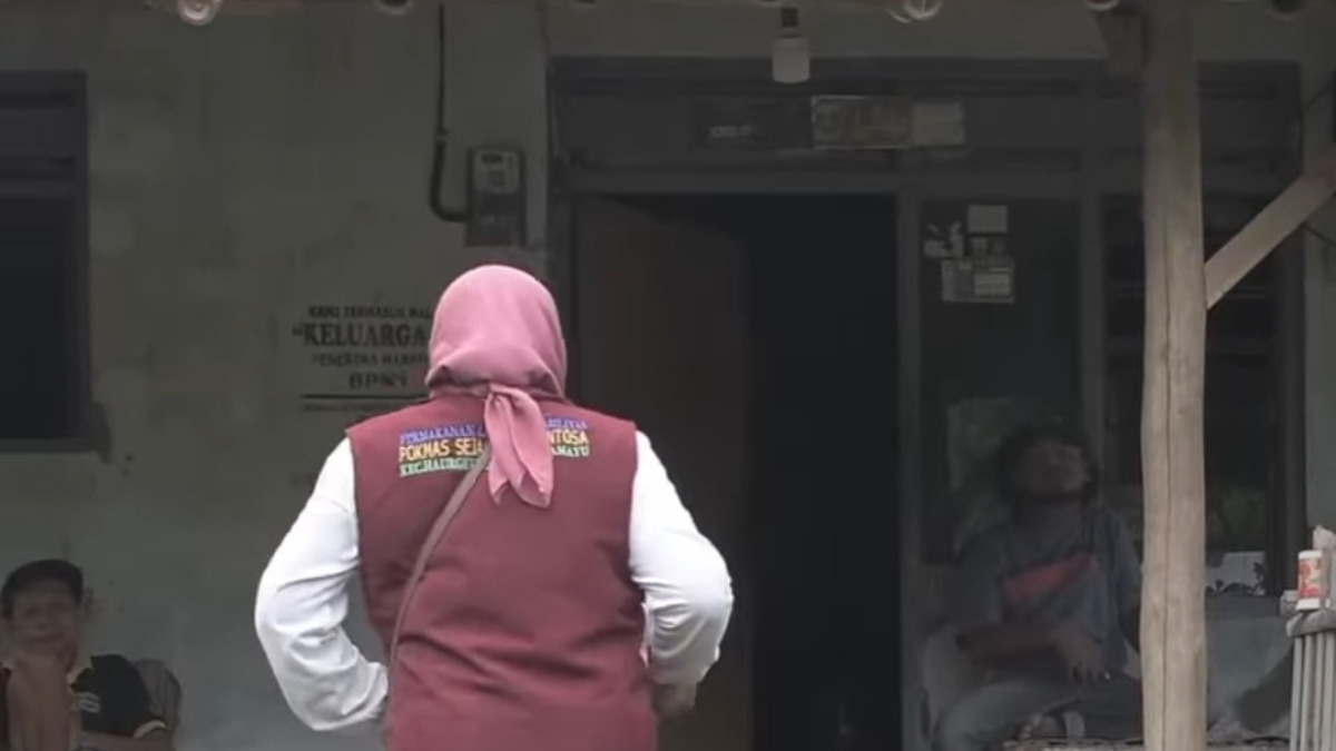 Ilustrasi petugas sosial datang ke rumah KPM bansos tahun 2026.
