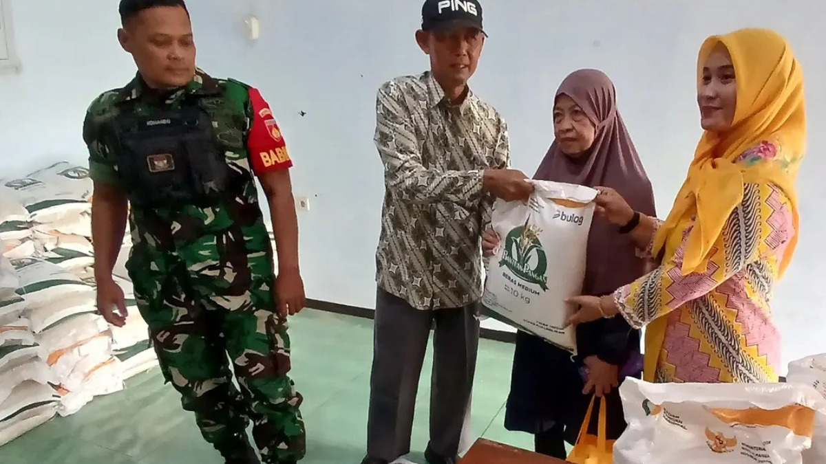 Ilustrasi pembagian bansos berupa beras dan minyak goreng.