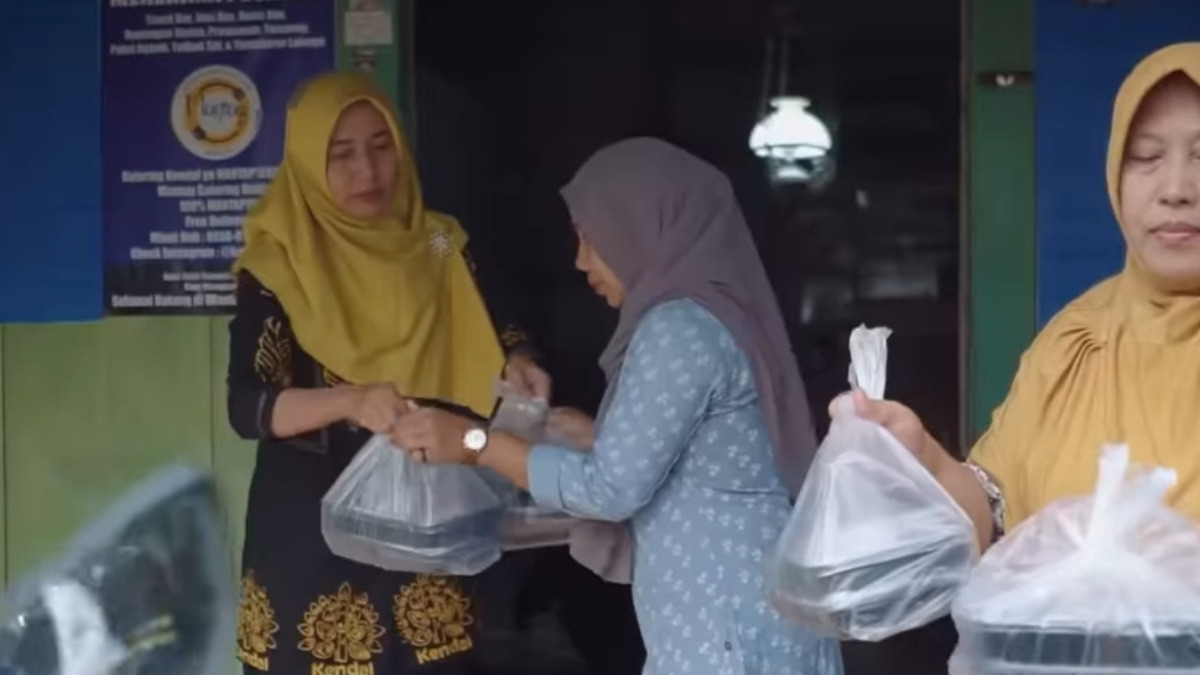 Ilustrasi. Pemberian makan Kemensos untuk lansia dan disabilitas.