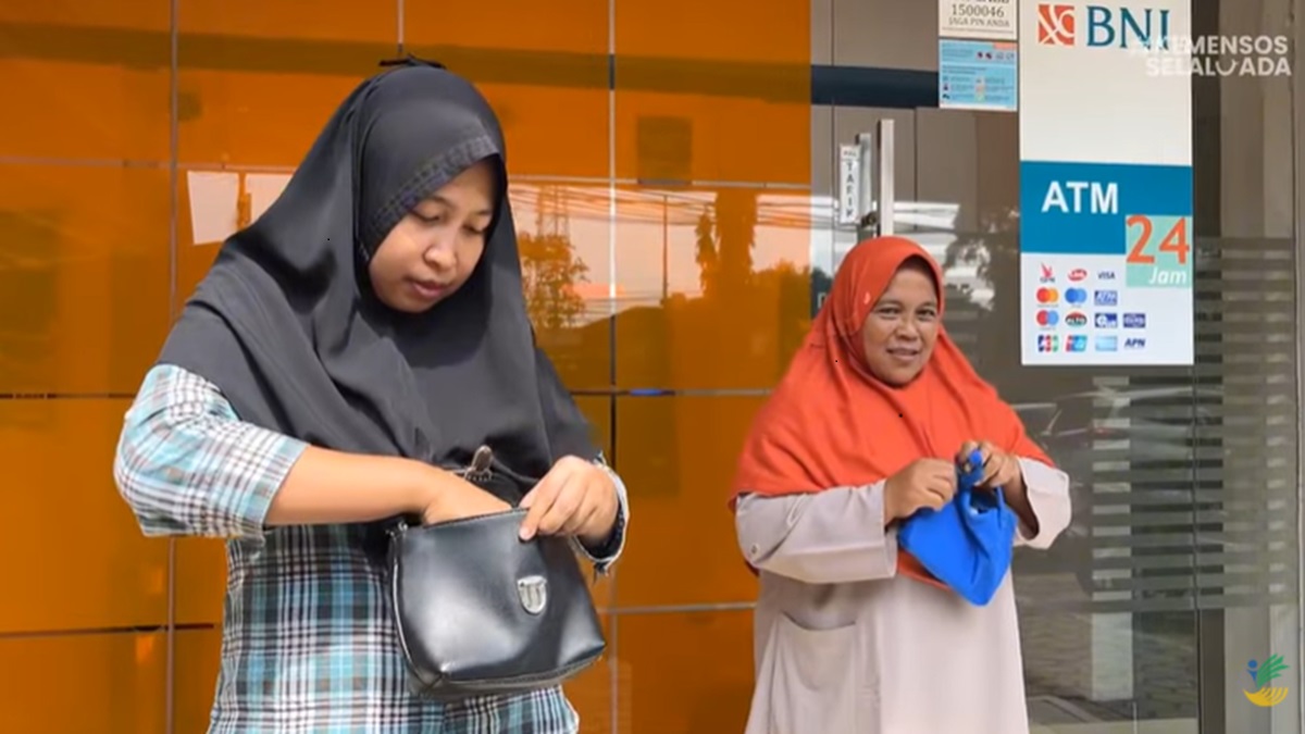 Ilustrasi KPM mencairkan saldo bansos melalui mesin ATM.