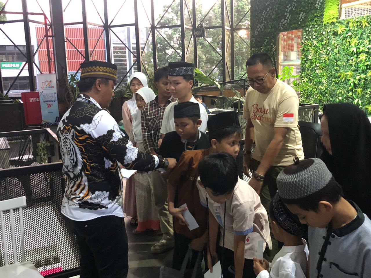 Ketua KPP Bogor Raya saat memberikan santunan kepada anak yatim. 