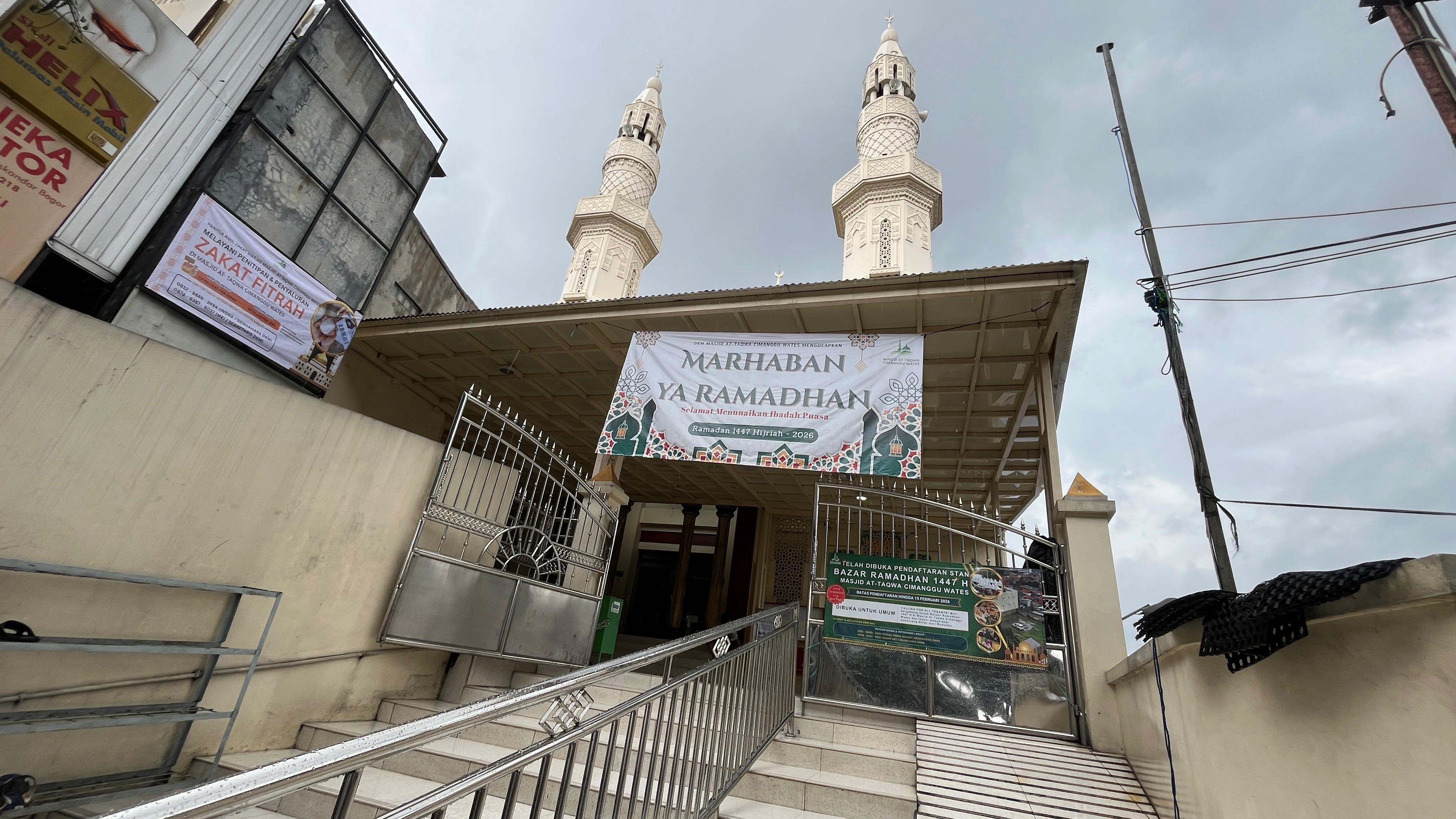 Tampak suasana Masjid At-Taqwa, Cimanggu Wates, Kota Bogor, yang lengang saat Ramadan 1447 H. 