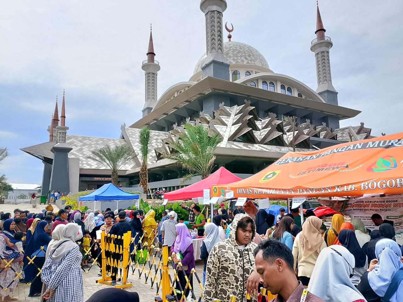 Warga menyerbu GPM Istimewa di halaman Masjid Nurul Wathon, Kecamatan Cibinong, Kabupaten Bogor, Kamis 26 Februari 2026.