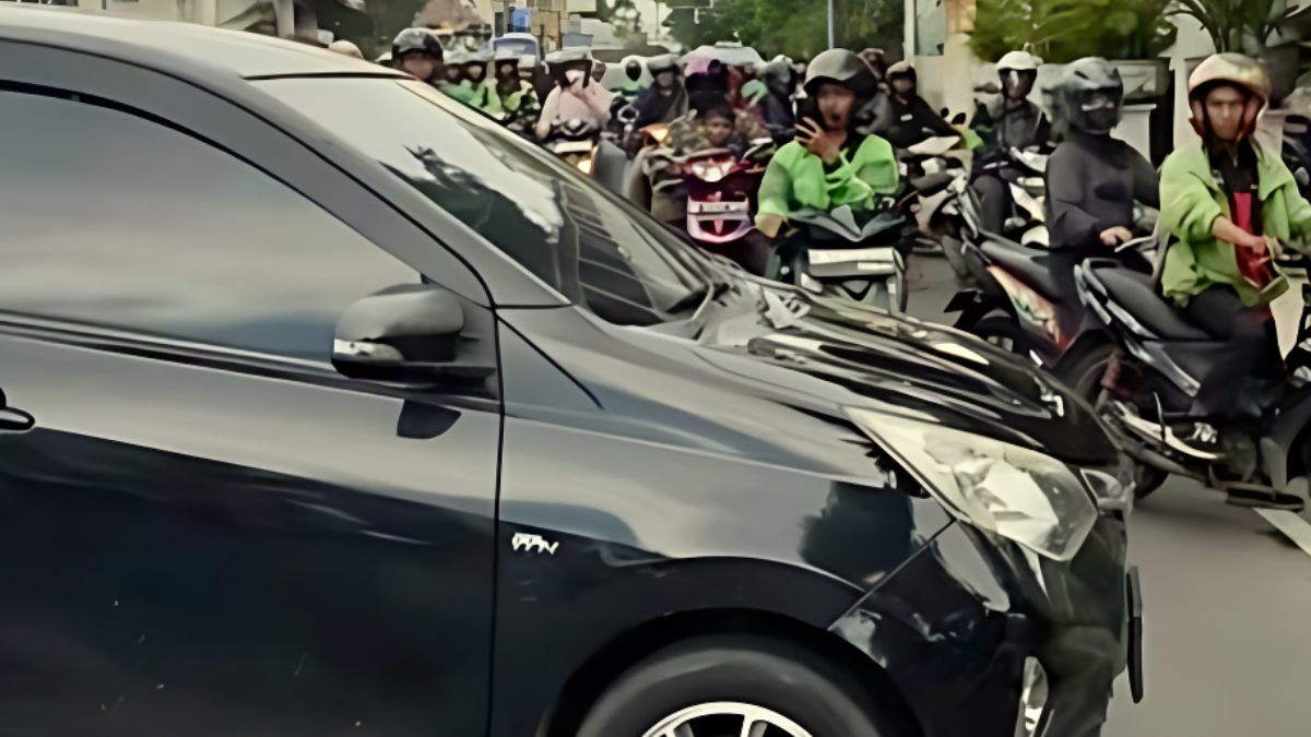 Mobil yang dikemudikan pelaku berusaha kabur di&nbsp;Jalan Gunung Sahari, Sawah Besar, Jakarta Pusat.