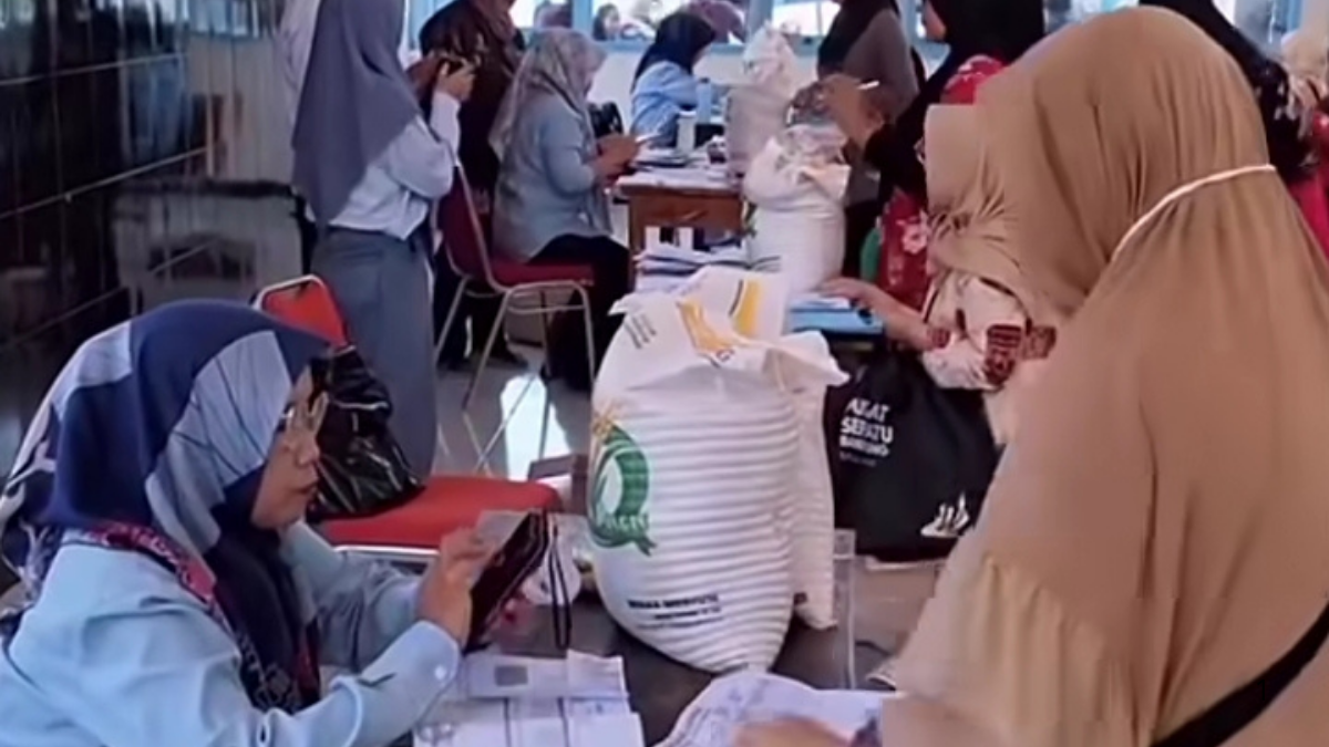 Ilustrasi penyaluran bansos kepada KPM PKH dan BPNT.