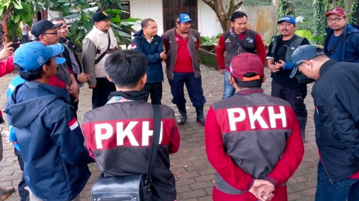 Ilustrasi petugas PKH akan mengeluarkan bansos kepada KPM.