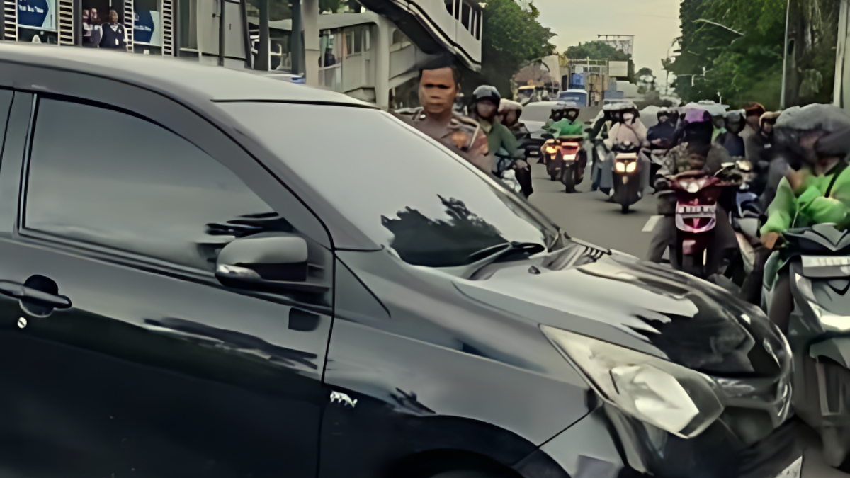Polisi coba hentikan mobil Toyota Calya yang melaju melawan arah hingga dikejar warga di Jakarta Pusat,&nbsp;Rabu 25 Februari 2026.