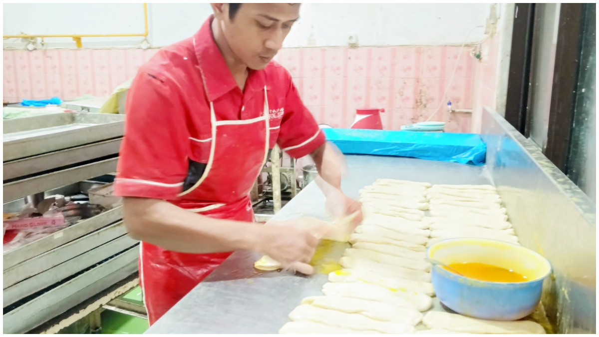 Karyawan Ka Nung Bogor menyiapkan adonan roti konde di dapur produksi, Jalan Sadane Empang, Bogor Selatan, Rabu 25 Februari 2026. 