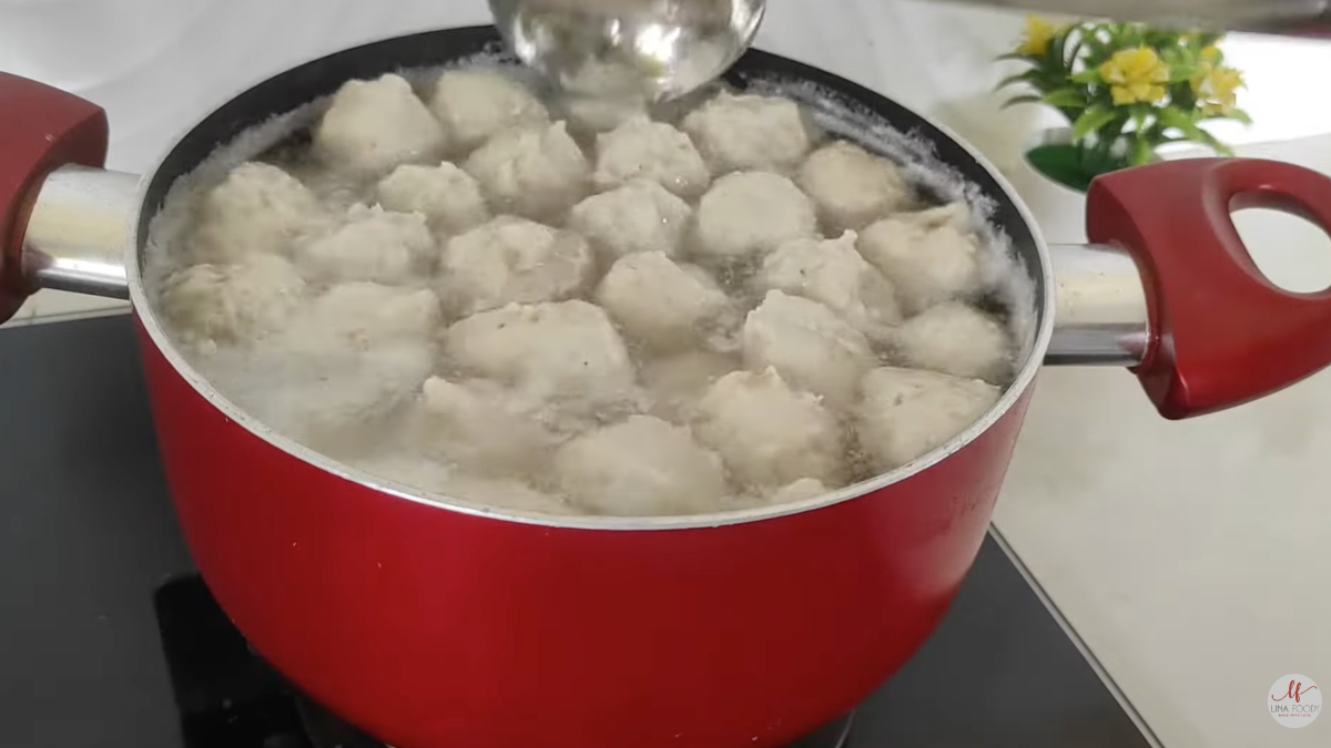 Ilustrasi. Membuat kuliner nikmat di rumah yaitu bakso ayam untuk buka puasa.