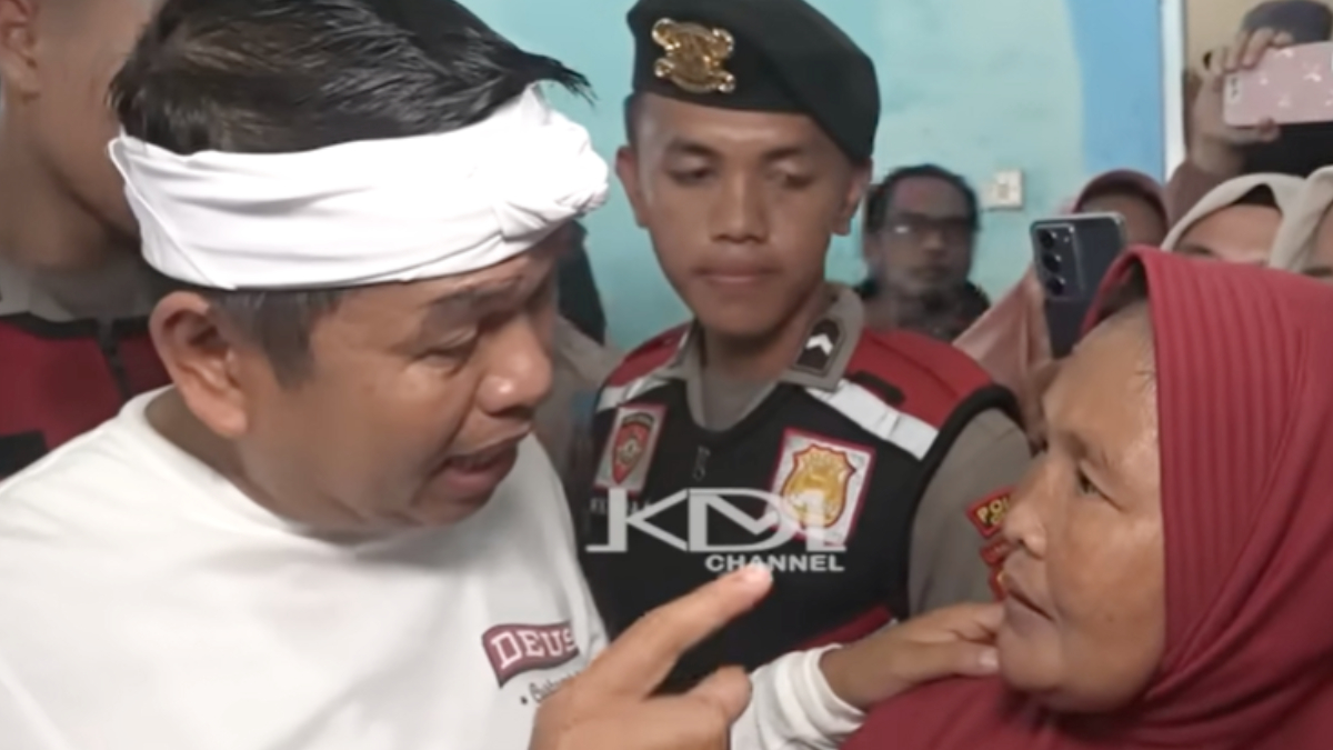 Gubernur Jawa Barat Dedi Mulyadi saat mendengarkan curhatan warga di Sukahurip, Kabupaten Ciamis.