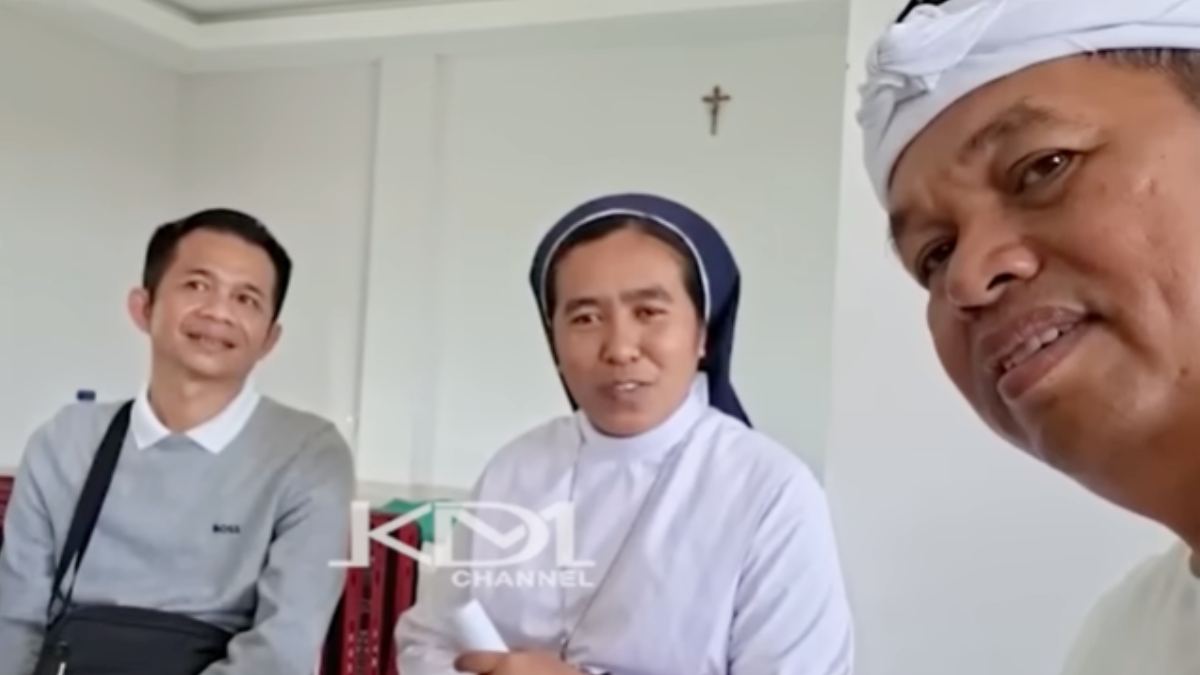 Gubernur Jawa Barat Dedi Mulyadi saat bertemu dengan Suster Ika di Sikka, NTT.