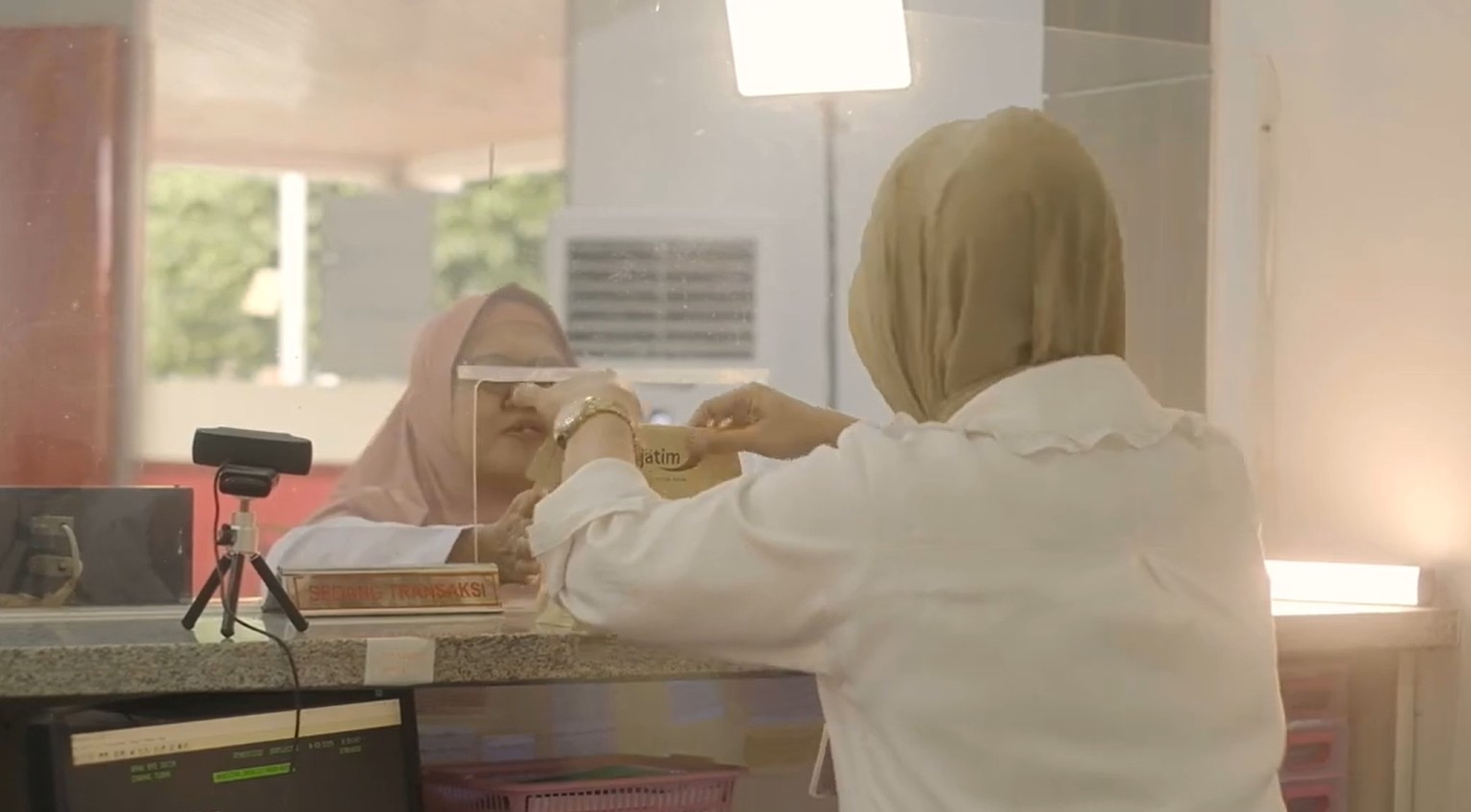 Ilustrasi pencairan bansos PKH Plus di Bank Jatim