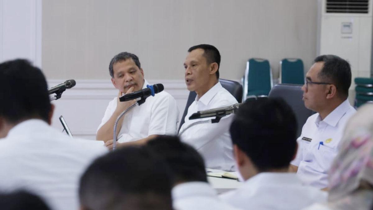 Wakil Bupati Bogor Ade Ruhandi atau Jaro Ade&nbsp;saat entry meeting pemeriksaan atas LKPD tahun 2025 bersama BPK Perwakilan Jawa Barat, di Ruang Serbaguna I, Sekretariat Daerah, Cibinong.