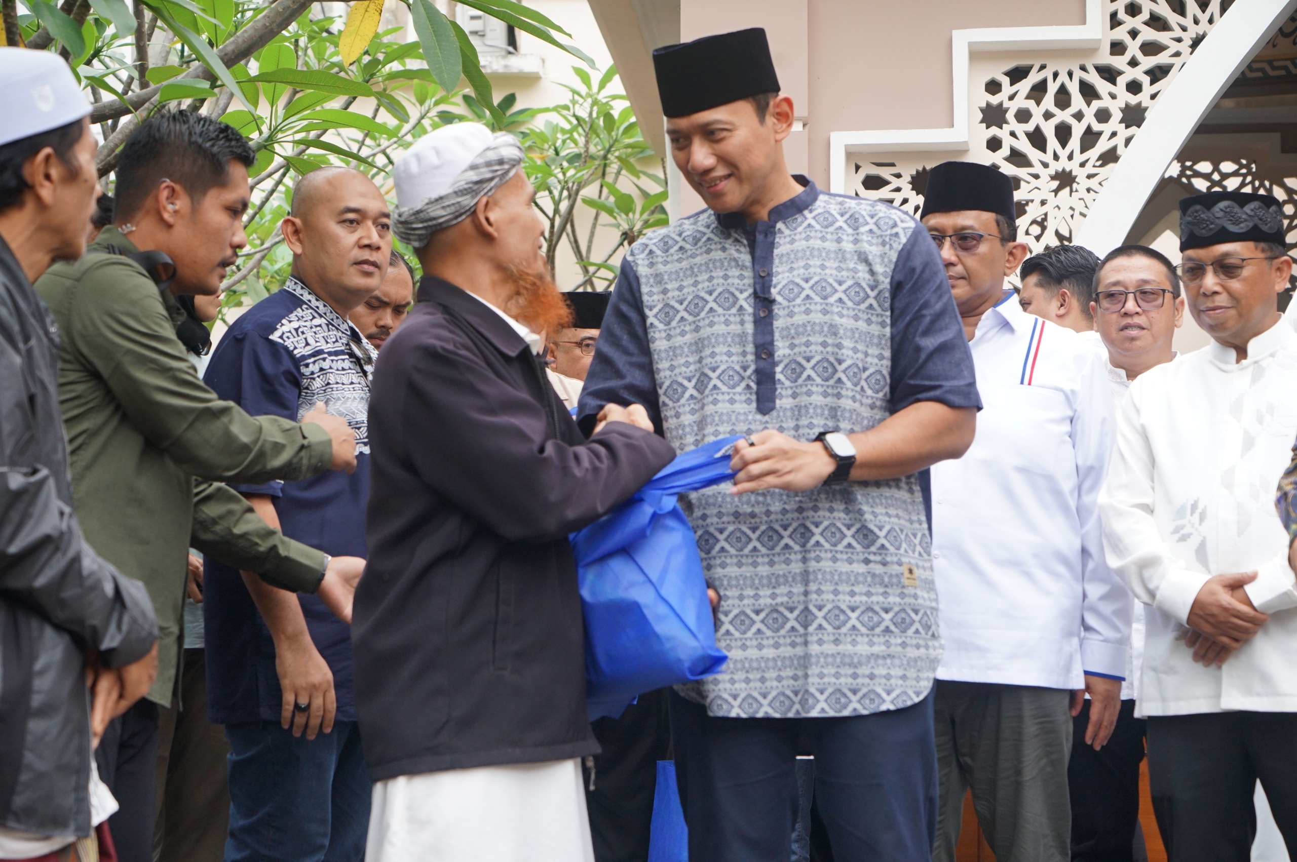Penyerahan Bantuan Sosial yang dilakukan Agus Harimurti Yudhoyono (AHY) kepada perwakilan DKM se Kota Bogor, Jumat 27 Februari 2026. 