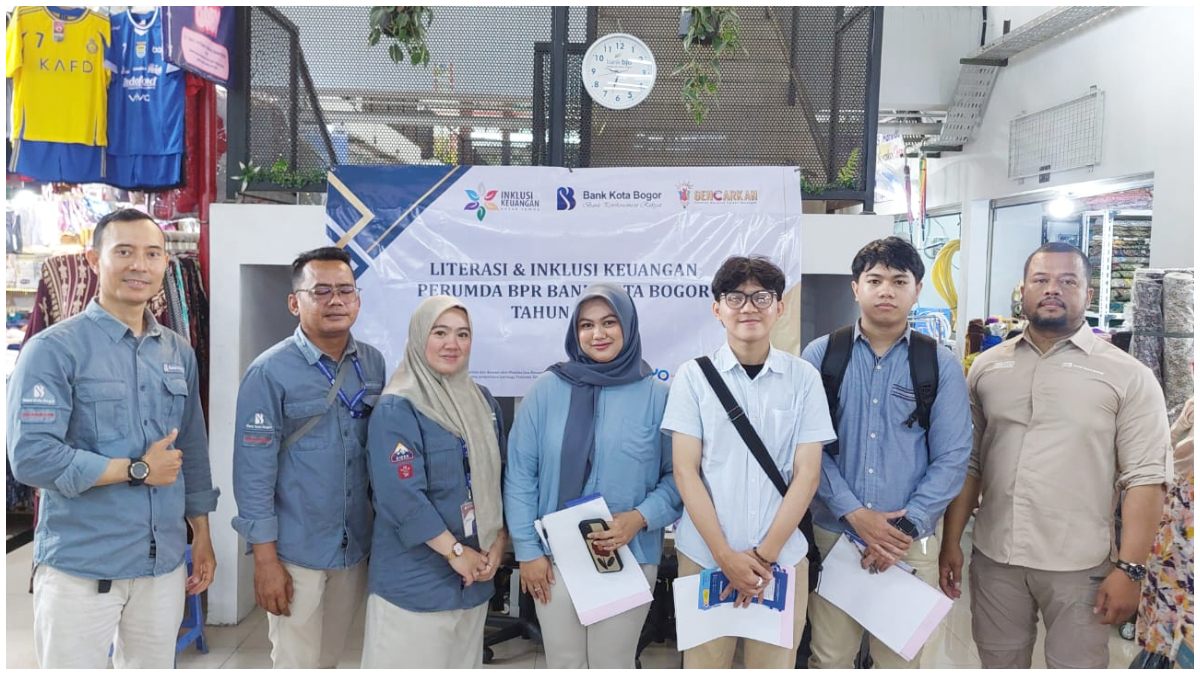 Pegawai Kantor Kas Sukasari Bank Kota Bogor saat melakukan sosialisasi di Pasar Gembrong Sukasari. 