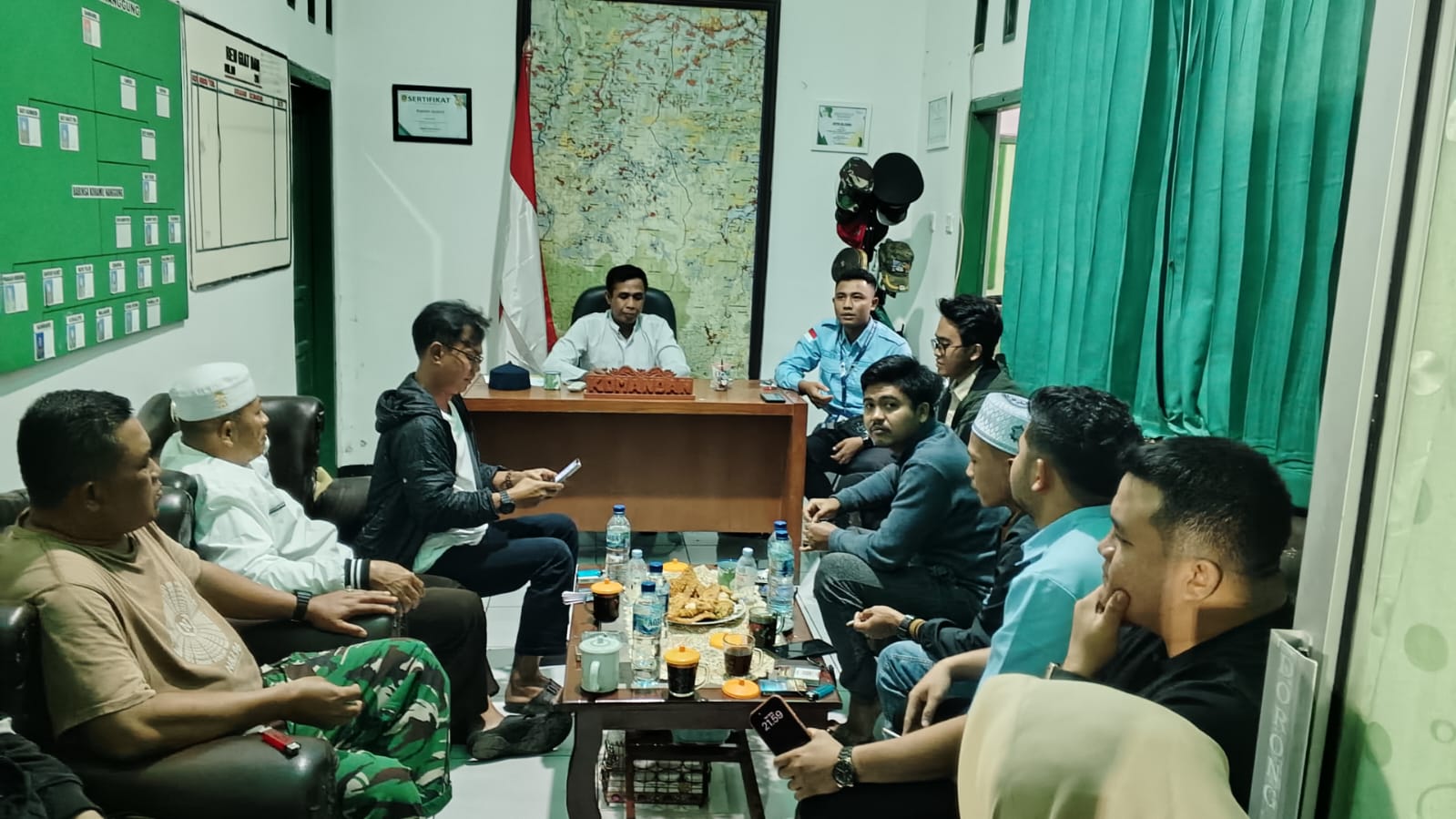 Danramil 0621-17/Nanggung, Kapten Cba Syahril saat mengumpulkan sejumlah Kepala Satuan Pelayanan Pemenuhan Gizi (SPPG) di wilayah Nanggung.
