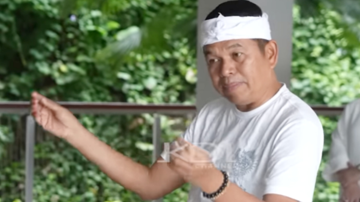 Gubernur Jawa Barat Dedi Mulyadi saat memberi pesan kepada 12 perempuan asal Jabar yang dijemput di Sikka, NTT.