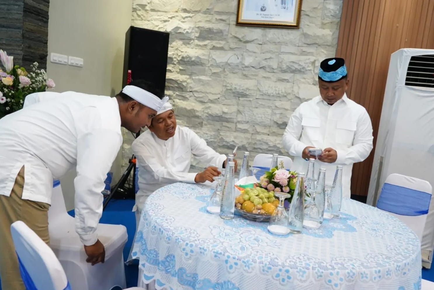 Ketua Tim Maung ASRI, Tri Sakti Anggoro (kiri) saat menerima laporan dari Gubernur Jabar, Dedi Mulyadi (tengah) di kediaman Wali Kota Depok, Supian Suri, Jumat 27 Februari 2026.