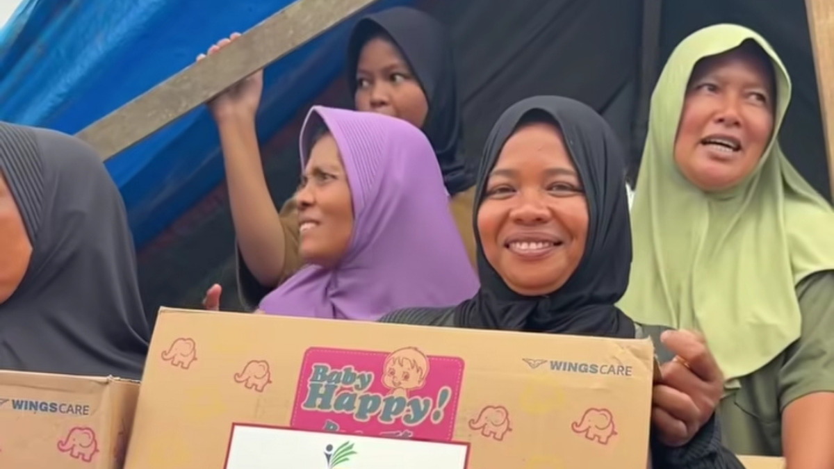 Ilustrasi KPM terlihat bahagai menerima bansos dari pemerintah.