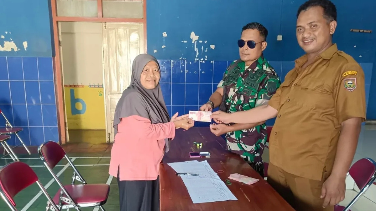 Ilustrasi bansos disalurkan kepada KPM.