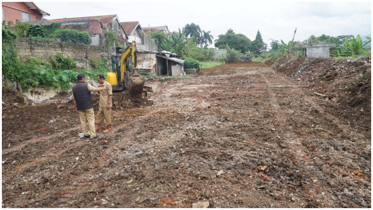 Sejumlah petugas dengan alat berat membersihkan lahan atau Cut and Fil Trase Pengganti Jalan Saleh Danasamita Kota Bogor, Selasa 24 Februari 2026.
