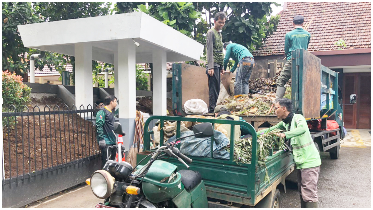 Petugas kebersihan saat mengangkut sampah di Jalan Pengadilan Kota Bogor