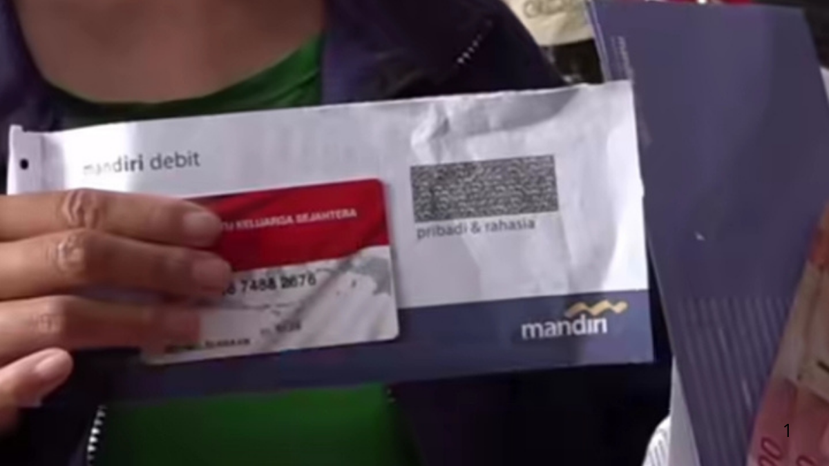 Kartu Keluarga Sejahtera dengan buku tabungan Bank Mandiri