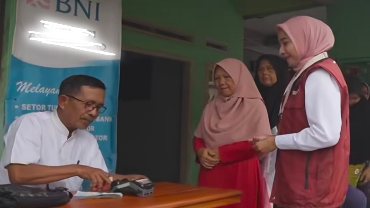 Ilustrasi KPM mencairkan dana bansos