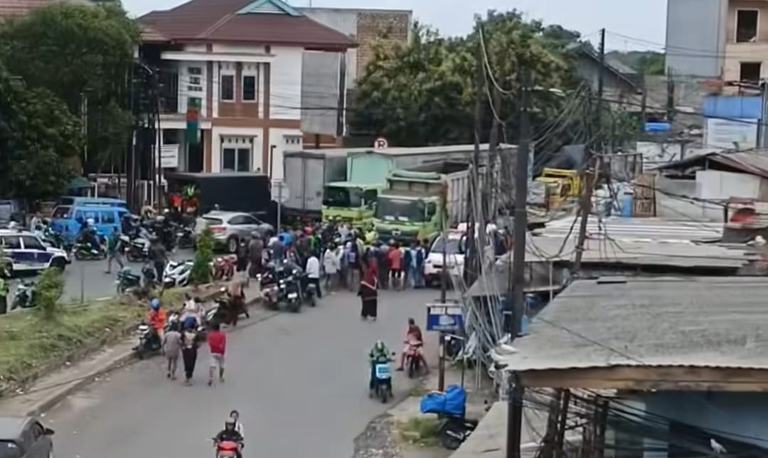 Situasi saat terjadinya kecelakaan di Depan Puskesmas Cileungsi, Kecematan Cileungsi, Kabupaten Bogor, Jumat 27 Februari 2026.