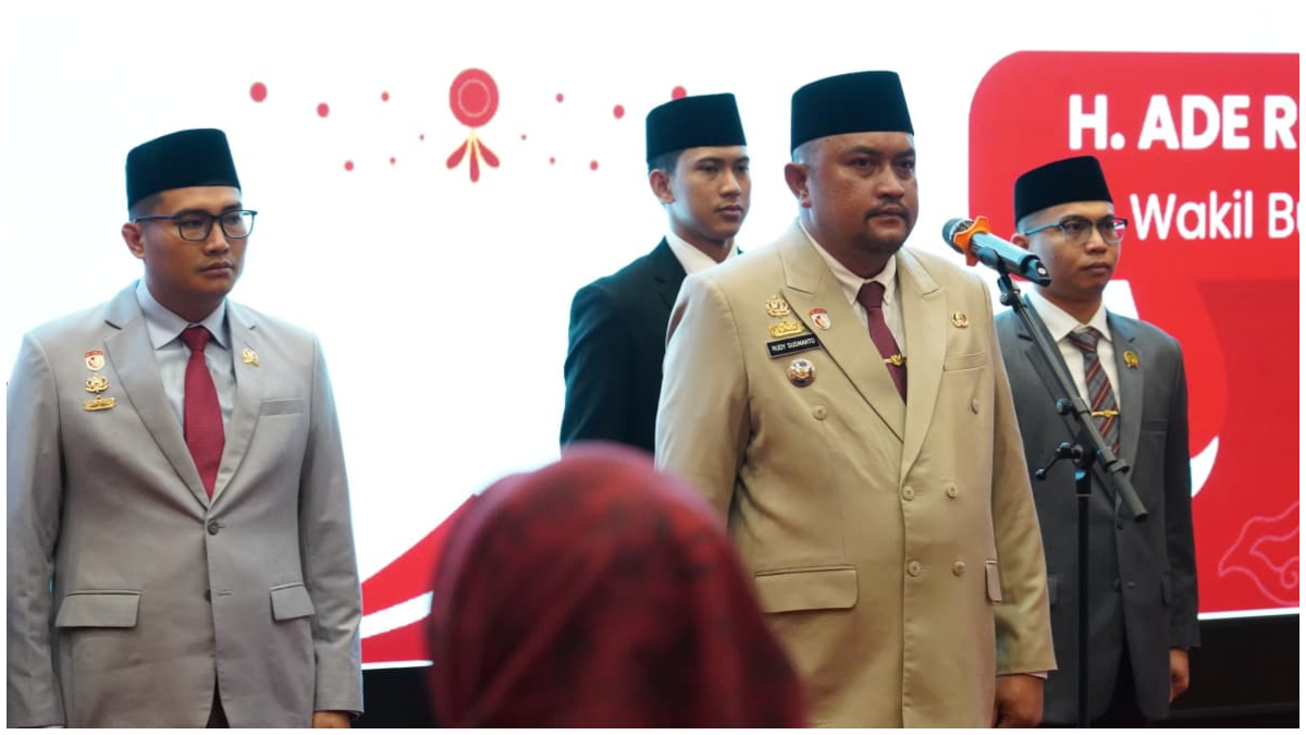 Sejumlah pejabat Pemkab Bogor dilantik oleh Bupati Bogor, Rudy Susmanto. Tampak Ketua DPRD Sastra Winara ikut hadir.