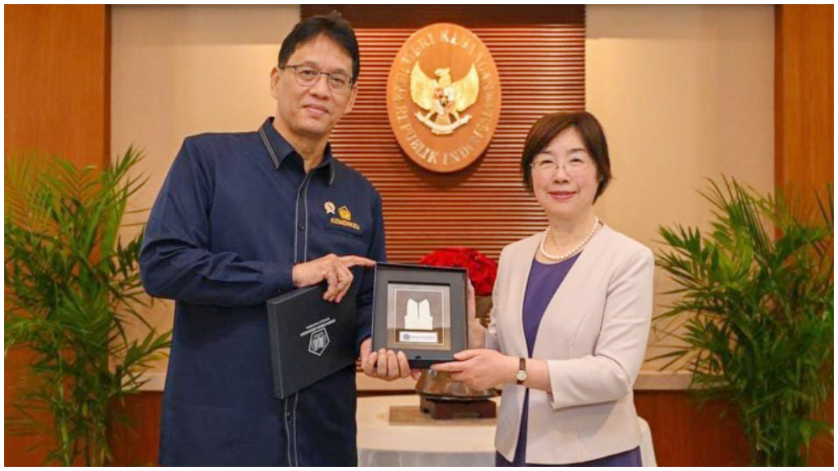 Menkeu Purbaya Yudhi Sadewa saat menyambut President AIIB Zou Jiayi dalam pertemuan di Kementerian Keuangan.