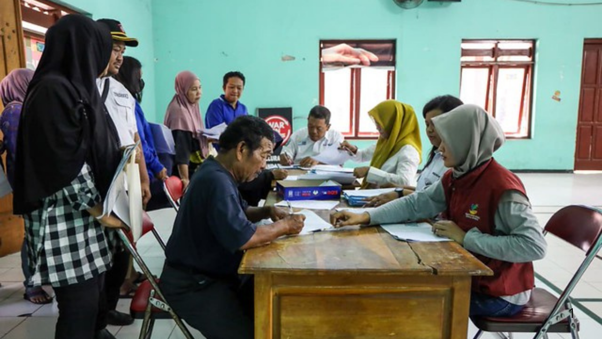 Pembagian PKH dan BPNT di kantor kelurahan setempat