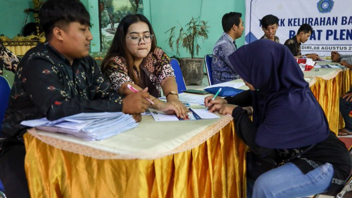 Ilustrasi petugas menyalurkan bansos kepada KPM.