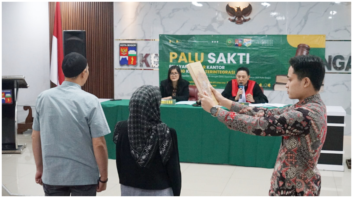 Saksi mengucapkan sumpah saat digelarnya pelayanan luar kantor melalui sidang keliling terintegrasi atau Palu Sakti di Aula Kecamatan Bogor Tengah Kota Bogor, Jumat  27 Februari 2026.