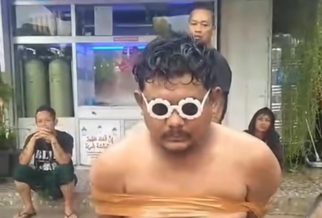 Tangkapan layar pelaku pencurian kotak amal di Kecamatan Gunung Putri, Kabupaten Bogor, diringkus warga. 